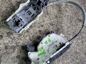 BRAVA PREDNJA DESNA ŠKODA OKTAVIA A7 >13-16