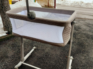 KREVETIC ZA BEBE  KOLIJEVKA NEXT TO ME close&free SA MELODIJAMA