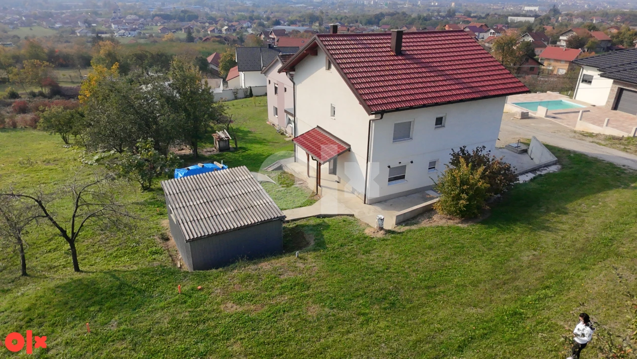 Na prodaju kuća sa dva stana u Česmi 3