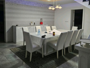 Trpezarijski stol i stolice