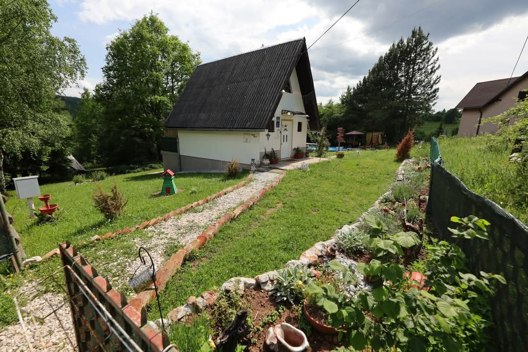 Vikendica / kuća / 42m2 / na parceli 1.000m2 / Sumbulovac / Mokro