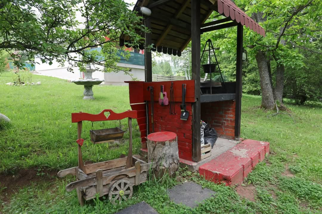 Vikendica / kuća / 42m2 / na parceli 1.000m2 / Sumbulovac / Mokro 15