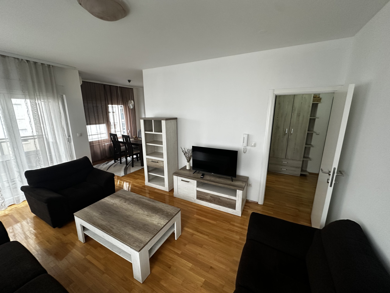 Trosoban stan kod Everesta sa garažom - 77 m2