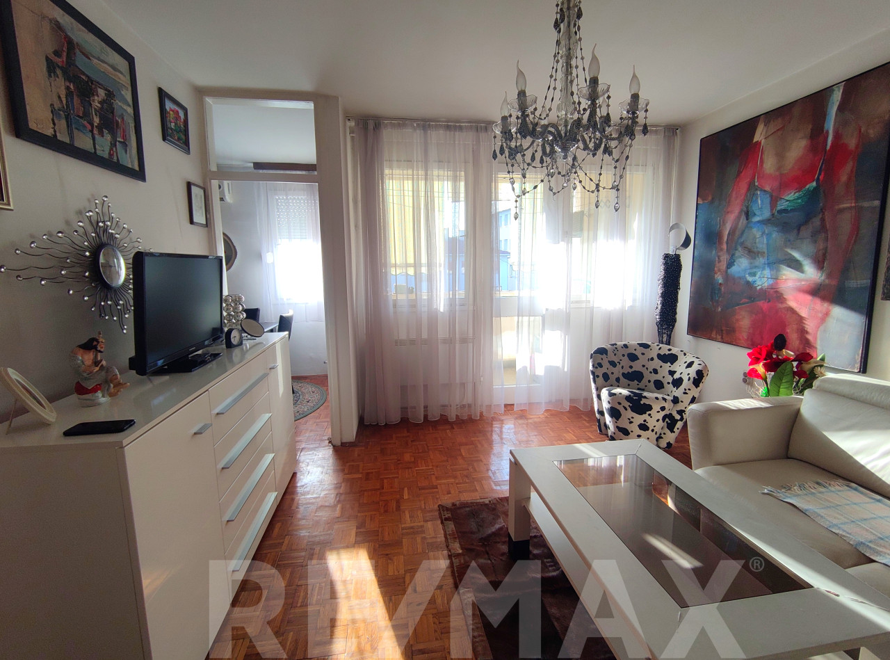 Odličan dvsoban stan 48m2,CENTAR 3