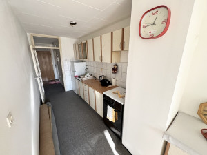 Prodaje se uknjizen trosoban stan u staroj gradnji centar