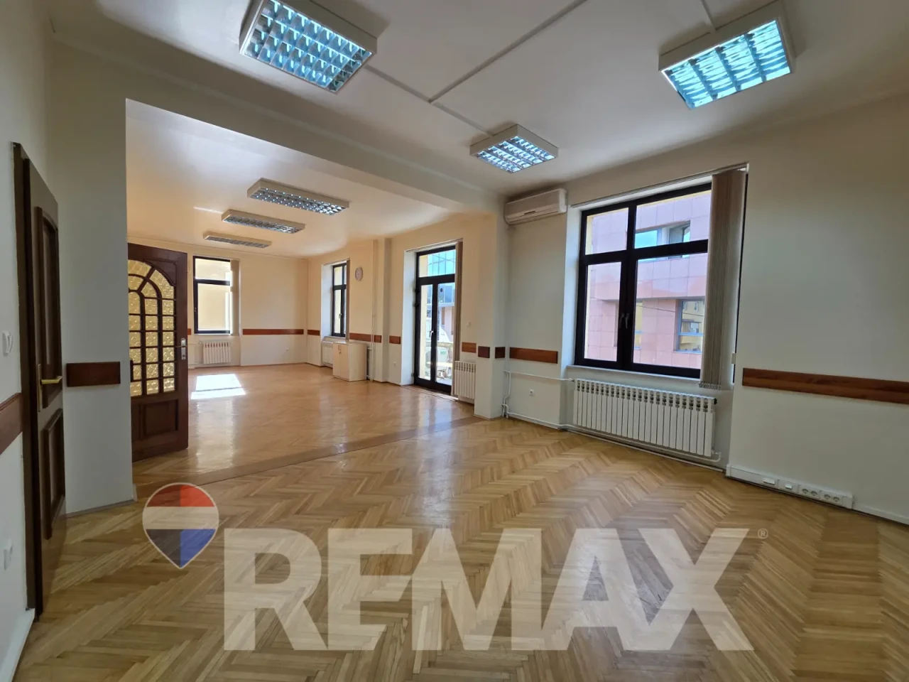 Poslovni prostor 100m2, centar, 3 parking mjesta 2