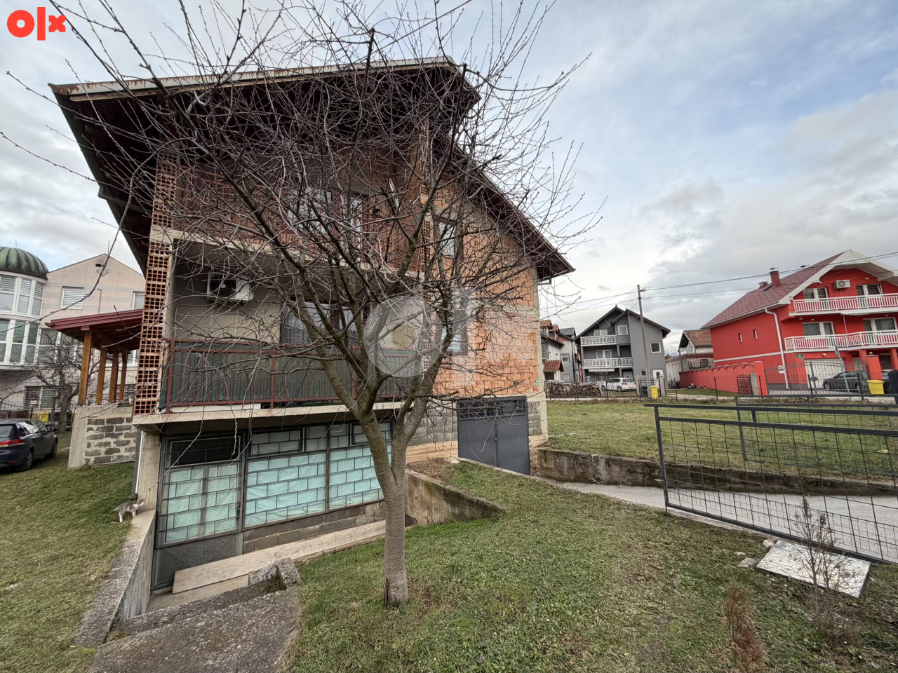 PRODAJA: Porodična kuća sa poslovnim prostorom i garažom 2