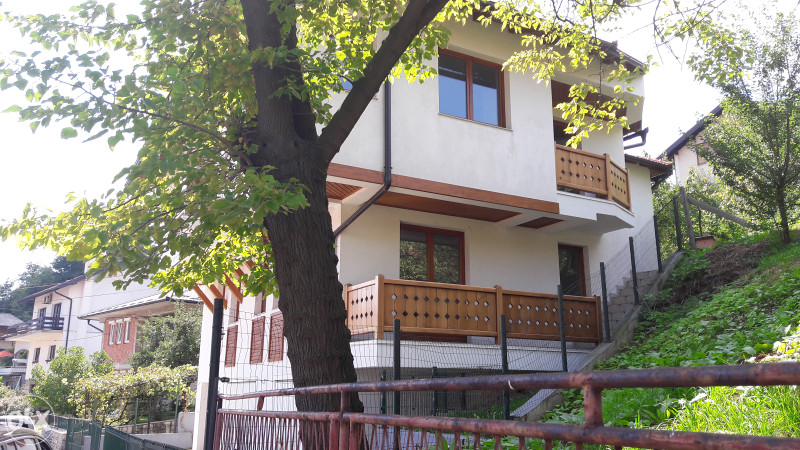Nova kuća sa dva odvojena stana 18