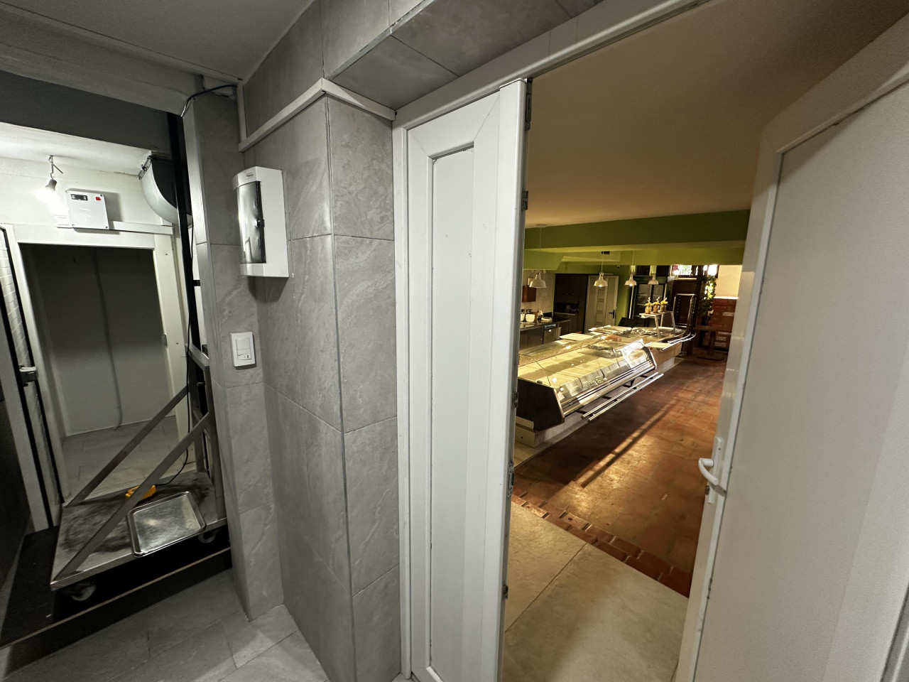 Poslovni prostor - restoran/mesara - 170 m2 24