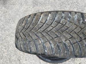 Prodajem 2 gume 205/55/16 Hankook 2022.g 6mm