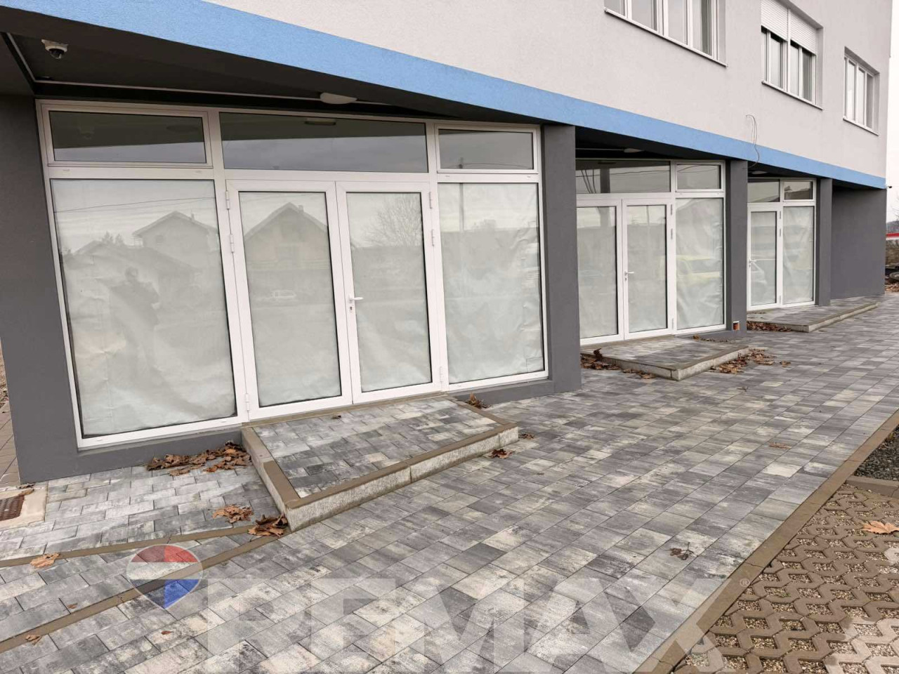 Poslovni prostor 150m2 sa parkingom uz glavnu saobraćajnicu 7