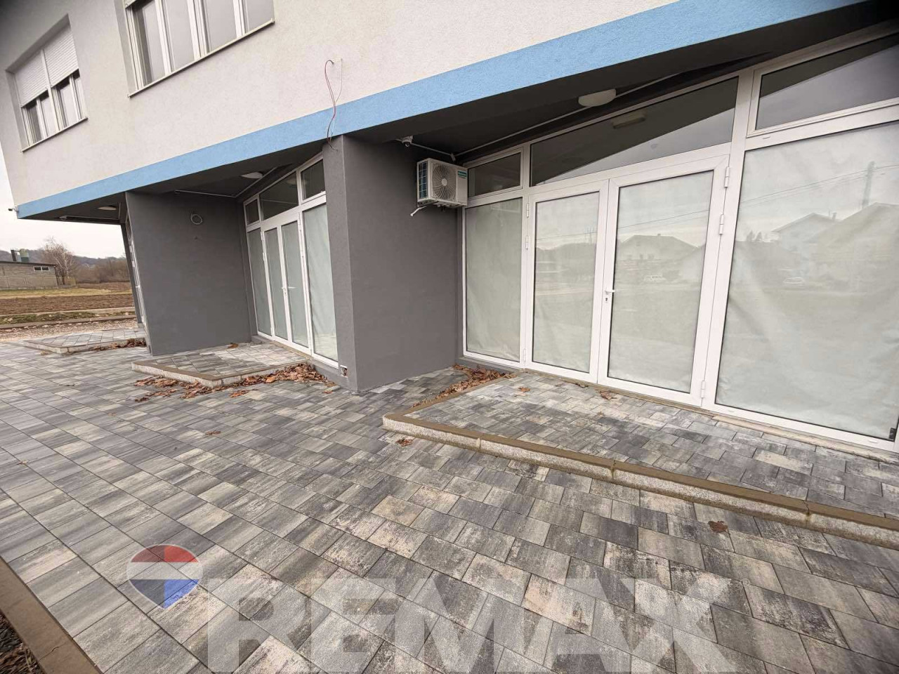 Poslovni prostor 150m2 sa parkingom uz glavnu saobraćajnicu 8