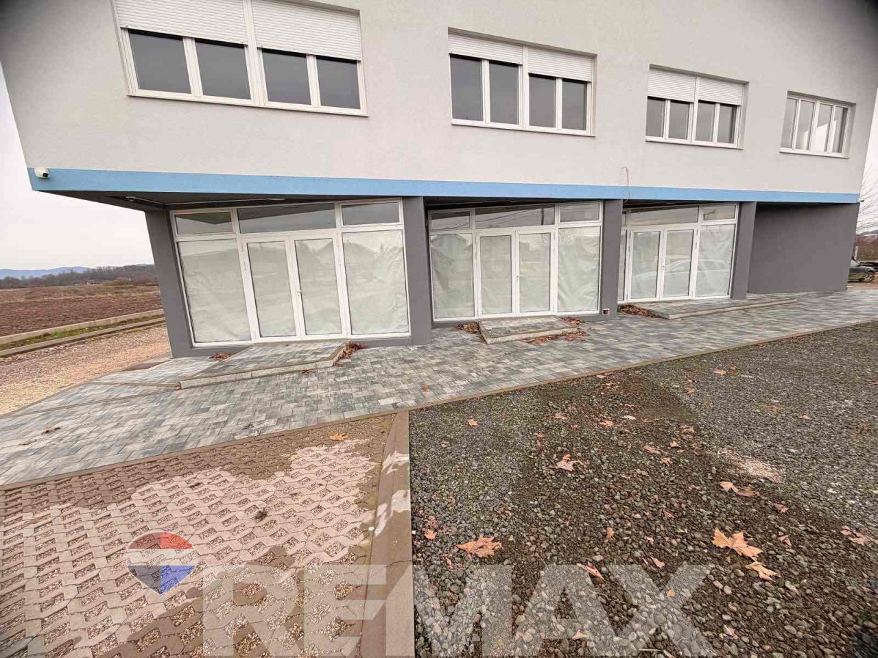 Poslovni prostor 150m2 sa parkingom uz glavnu saobraćajnicu 9