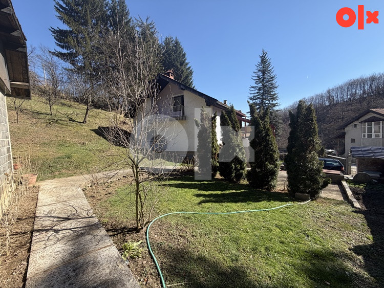 Kuća sa dvorištem i garažom, Rakovica 2