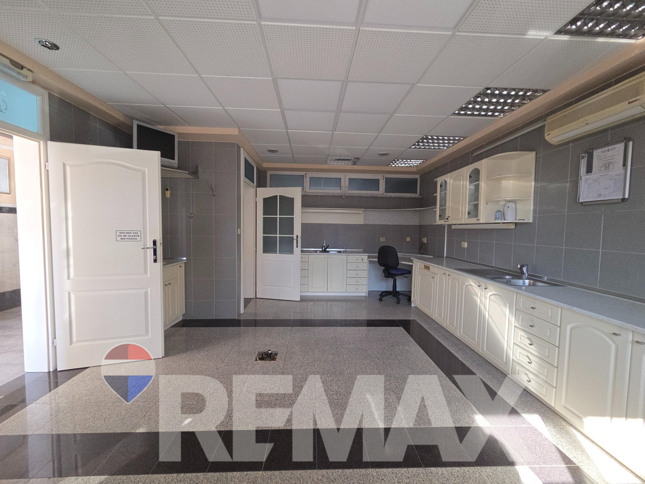 Višenamjenski prostor 70m2, prizemlje, 2 parking mjesta,N.Varoš