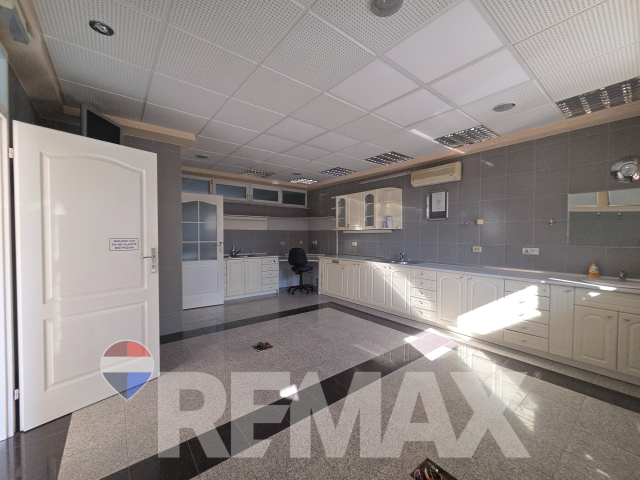 Višenamjenski prostor 70m2, prizemlje, 2 parking mjesta,N.Varoš 2