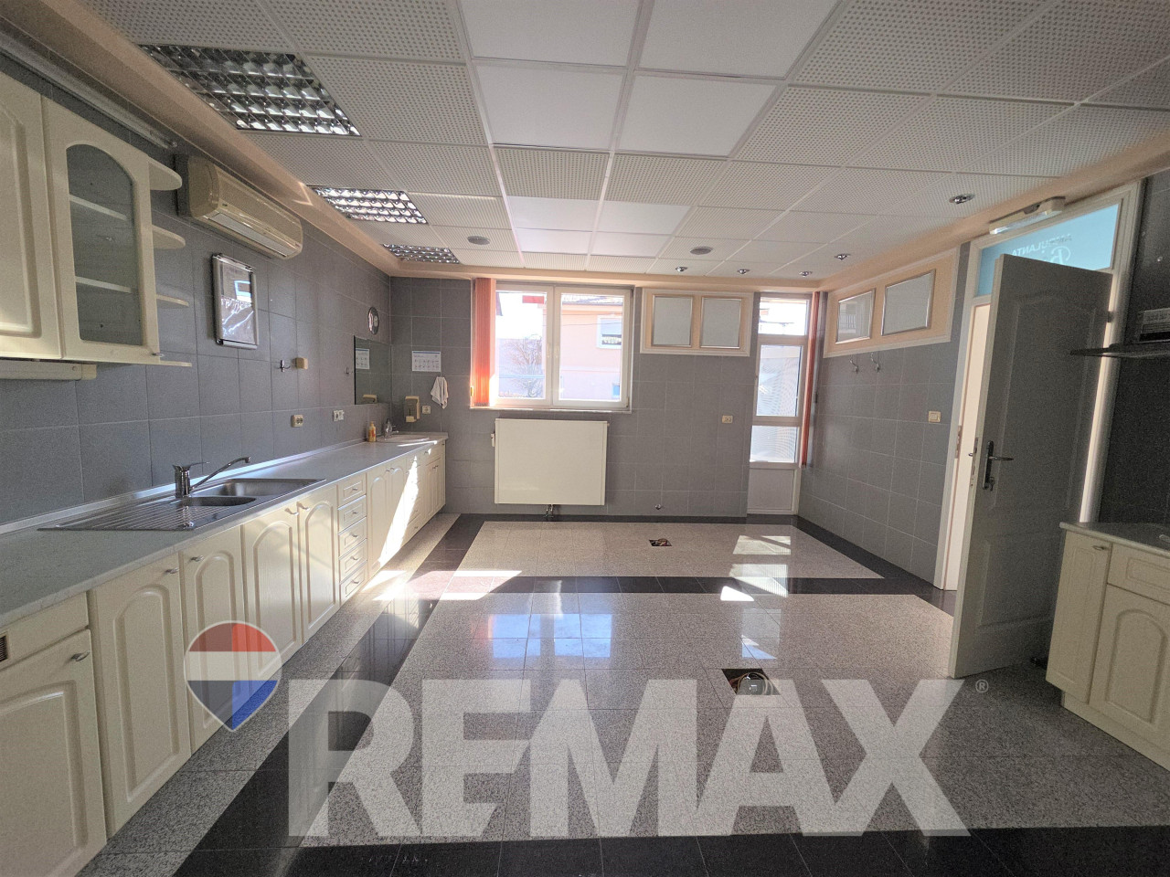 Višenamjenski prostor 70m2, prizemlje, 2 parking mjesta,N.Varoš 3