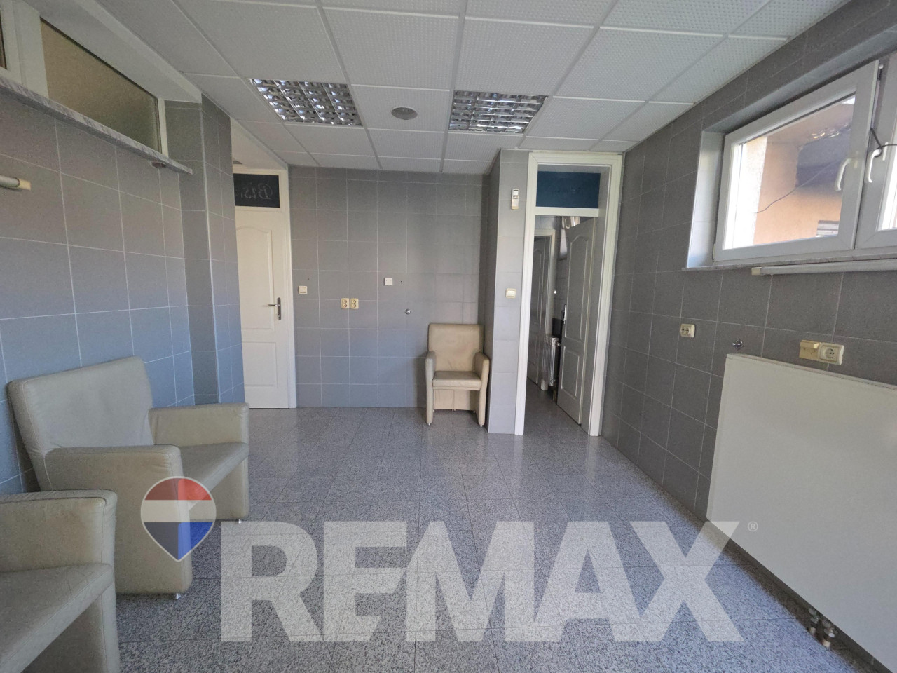 Višenamjenski prostor 70m2, prizemlje, 2 parking mjesta,N.Varoš 4