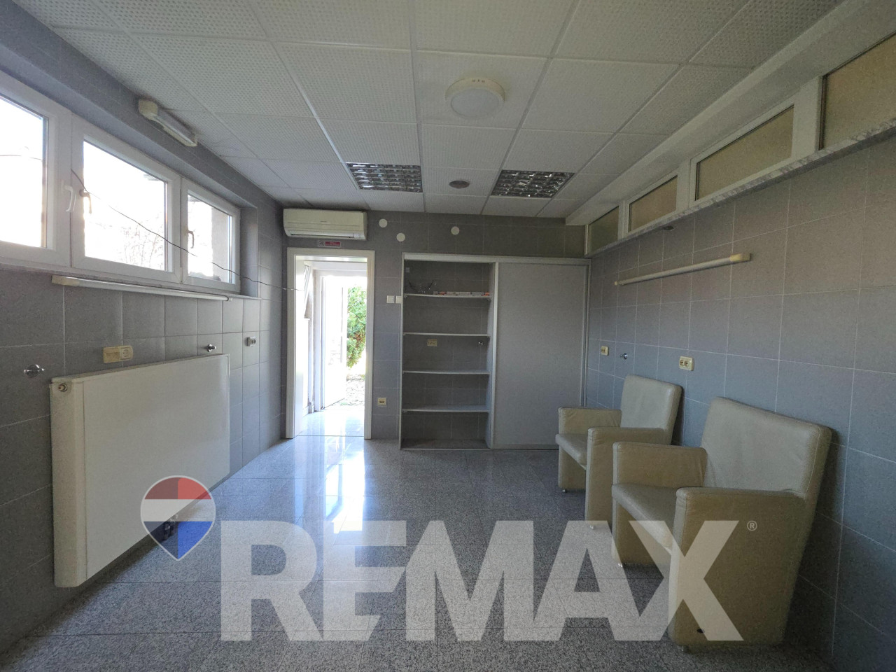 Višenamjenski prostor 70m2, prizemlje, 2 parking mjesta,N.Varoš 5