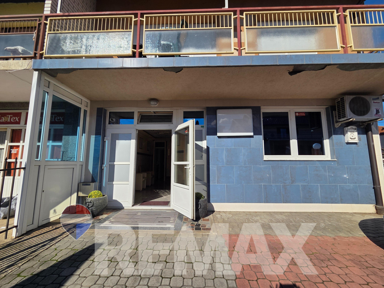 Višenamjenski prostor 70m2, prizemlje, 2 parking mjesta,N.Varoš 8