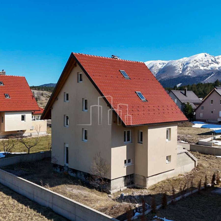 Blidinje Risovac vikendica na placu od 500m2 površina 160m2 2