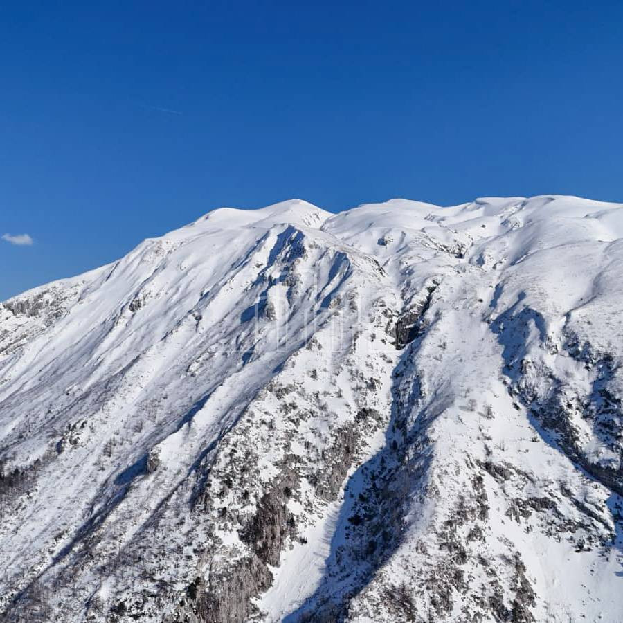 Blidinje Risovac vikendica na placu od 500m2 površina 160m2 9