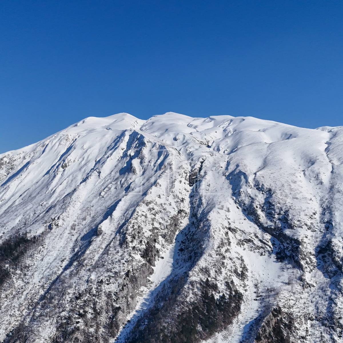 Blidinje Risovac vikendica na placu od 500m2 površina 160m2 11