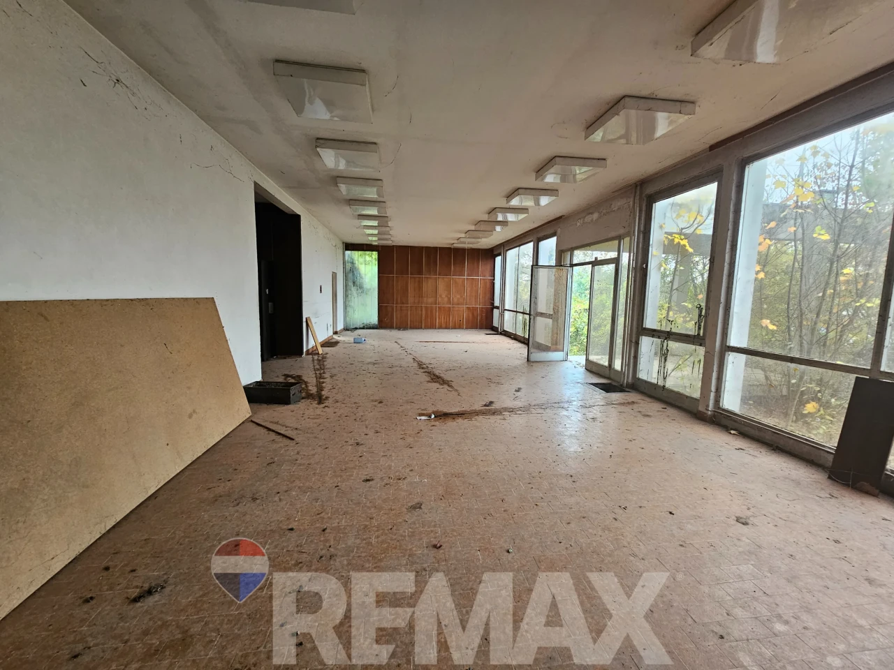 Poslovni objekat 1500m2 | Veliki parking | Novi Grad 8