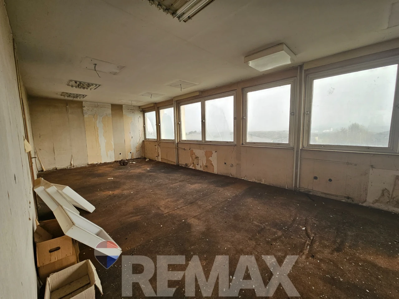 Poslovni objekat 1500m2 | Veliki parking | Novi Grad 13