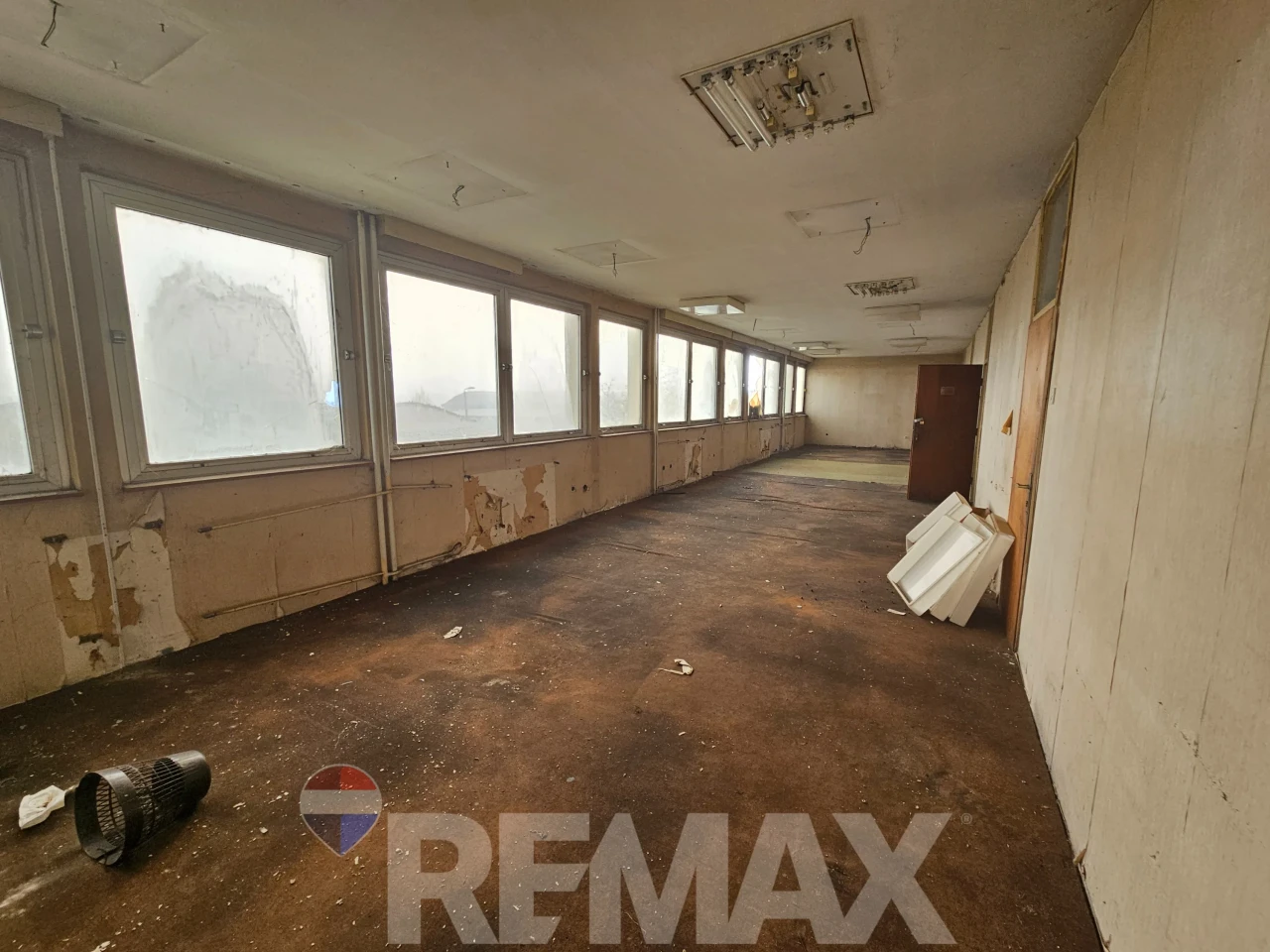Poslovni objekat 1500m2 | Veliki parking | Novi Grad 14