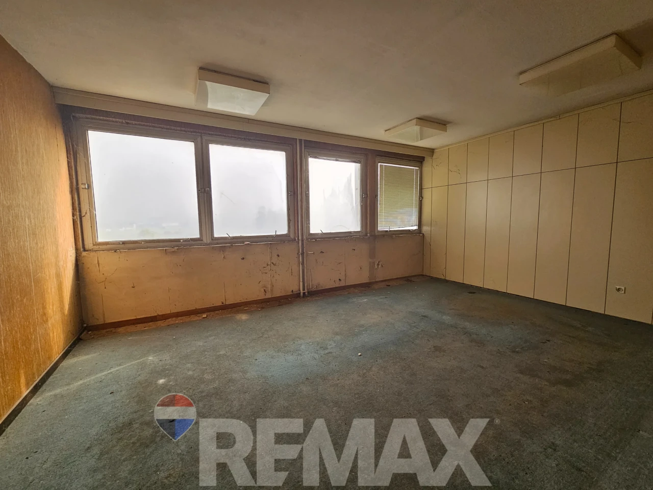 Poslovni objekat 1500m2 | Veliki parking | Novi Grad 15