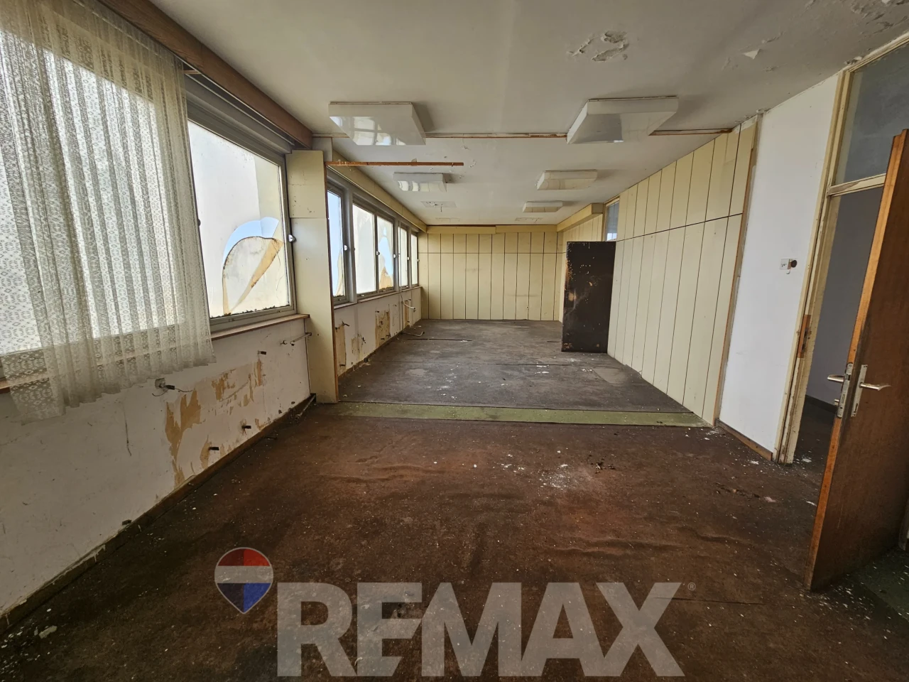 Poslovni objekat 1500m2 | Veliki parking | Novi Grad 18