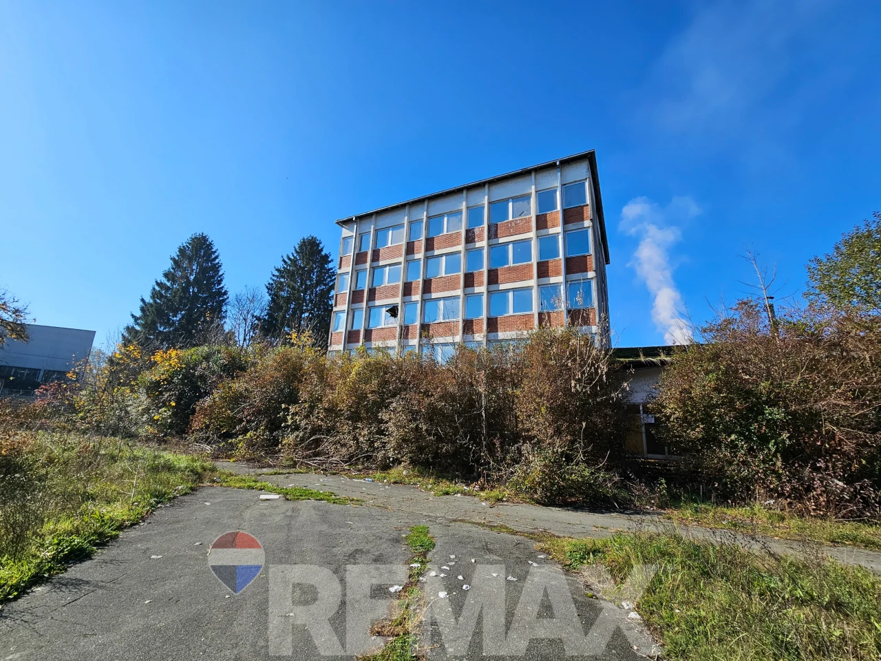 Poslovni objekat 1500m2 | Veliki parking | Novi Grad 21
