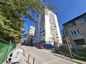 Dvosoban namješten stan sa garažom / Centar / Bolnička