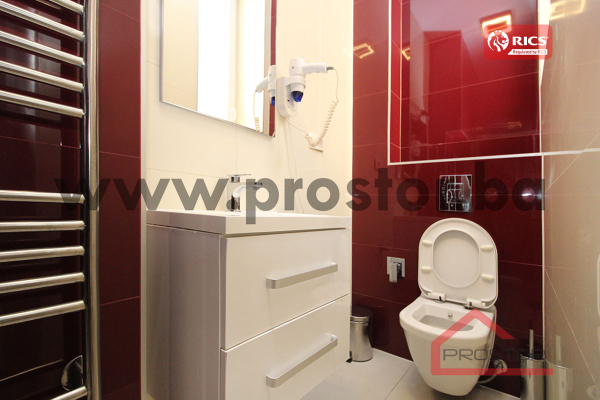 PROSTOR izdaje: Trosoban renoviran stan, Centar – další