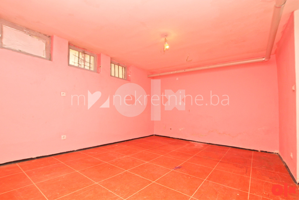 m2: Dobrinja / ostava / garsonjera u suterenu 24 m2