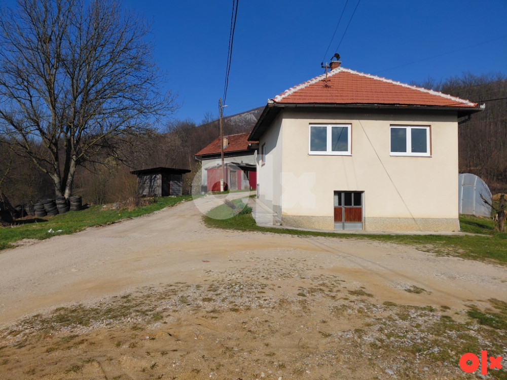 Kuća vikendica sa 2,5 dunuma zemlje Istočno Sarajevo 2