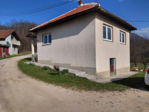 Kuća vikendica sa 2,5 dunuma zemlje Istočno Sarajevo
