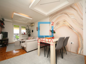 Namješten trosoban stan sa parking mjestom / Šip / Centar