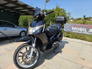 PIAGGIO BEVERLY 200 / REGISTROVAN / KOFER / URAĐEN V.SERVIS /