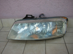 Lijevi far Fiat Stilo / 4 vrata