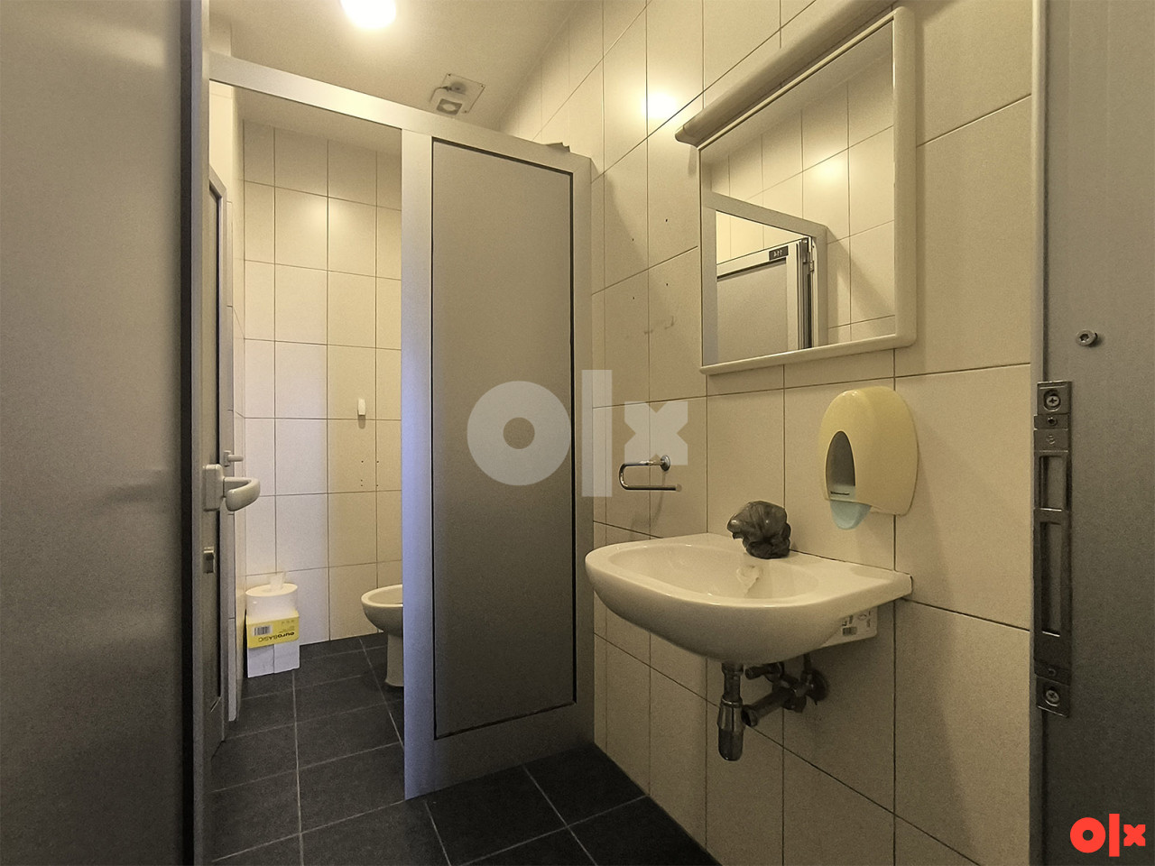 Daje se u najam uredski poslovni prostor površine 220 m2 16