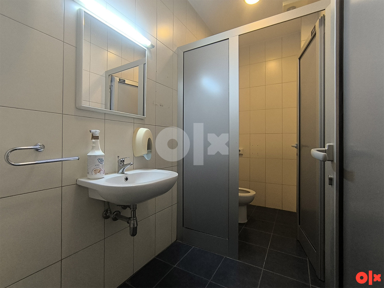 Daje se u najam uredski poslovni prostor površine 220 m2 17