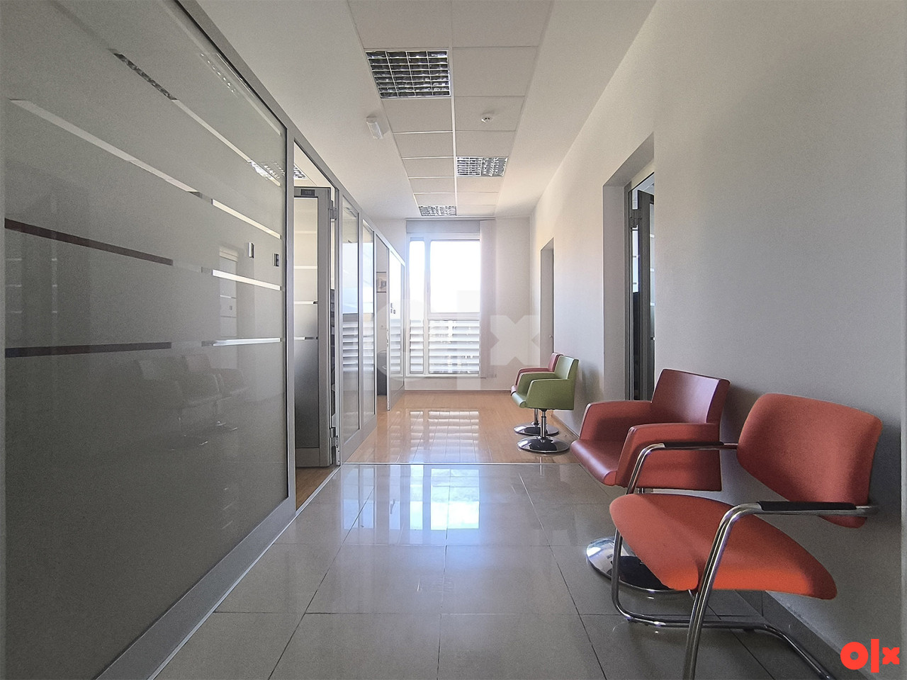Daje se u najam uredski poslovni prostor površine 220 m2 10