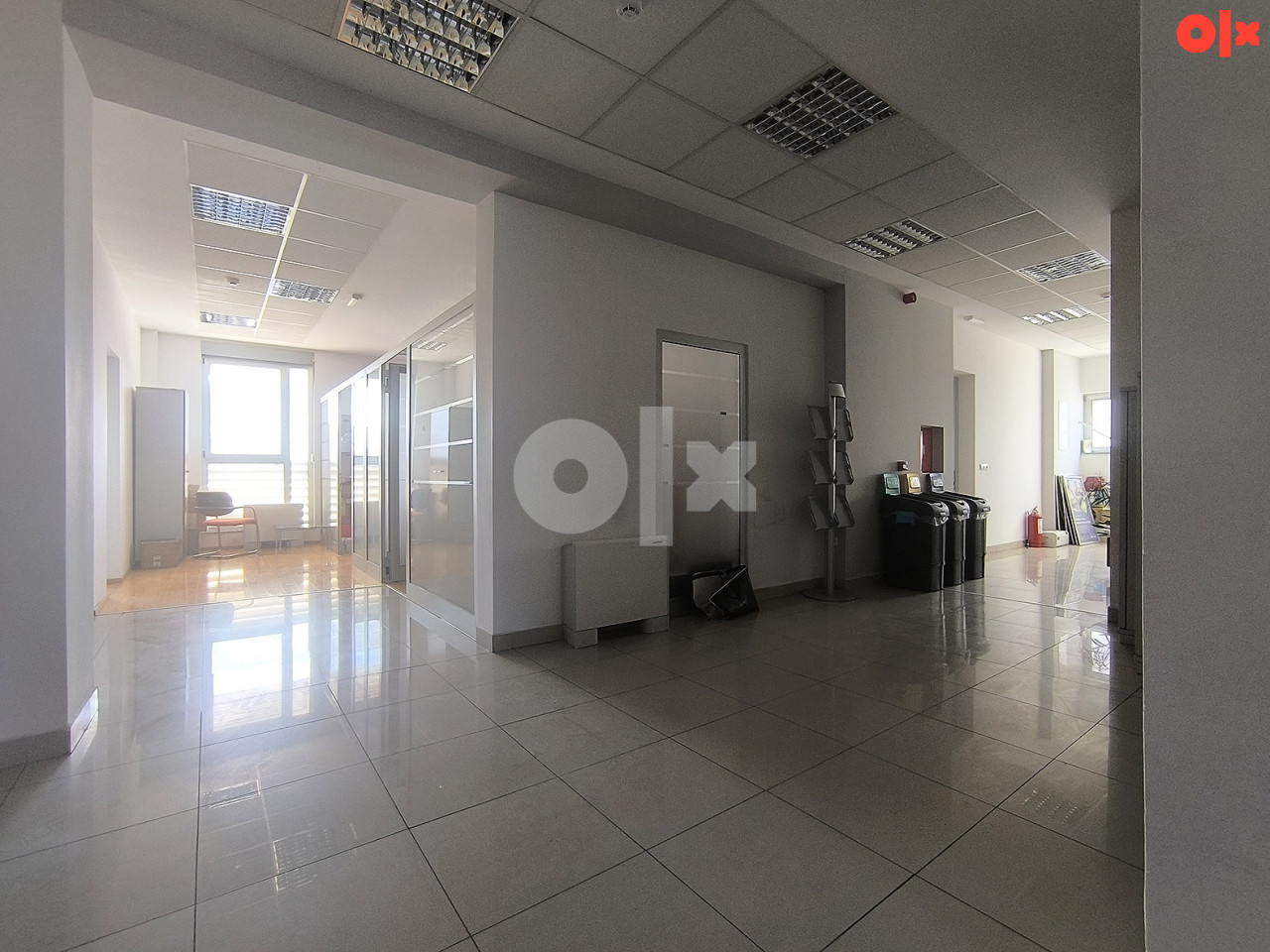 Daje se u najam uredski poslovni prostor površine 220 m2 12