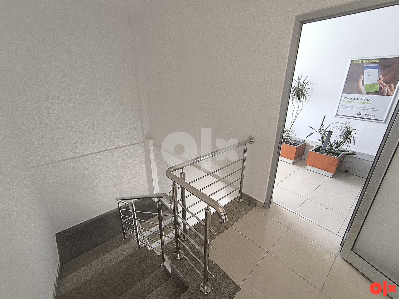 Daje se u najam uredski poslovni prostor površine 220 m2 18