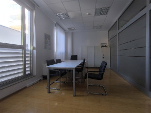 Daje se u najam uredski poslovni prostor površine 220 m2