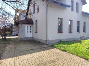 VIŠENAMJENSKI  POSLOVNI PROSTOR sa parking mjestima