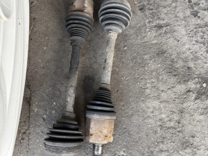 POLUOSOVINA DESNA LIJEVA TIGUAN 2010