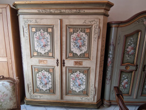 Ormar antika puno drvo kol